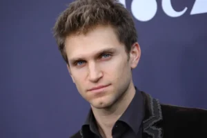 Ator de 'Pretty Little Liars' é agredido durante assalto nos EUA