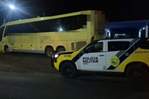 Bandidos encapuzados rendem ônibus e roubam passageiros na região de Maringá