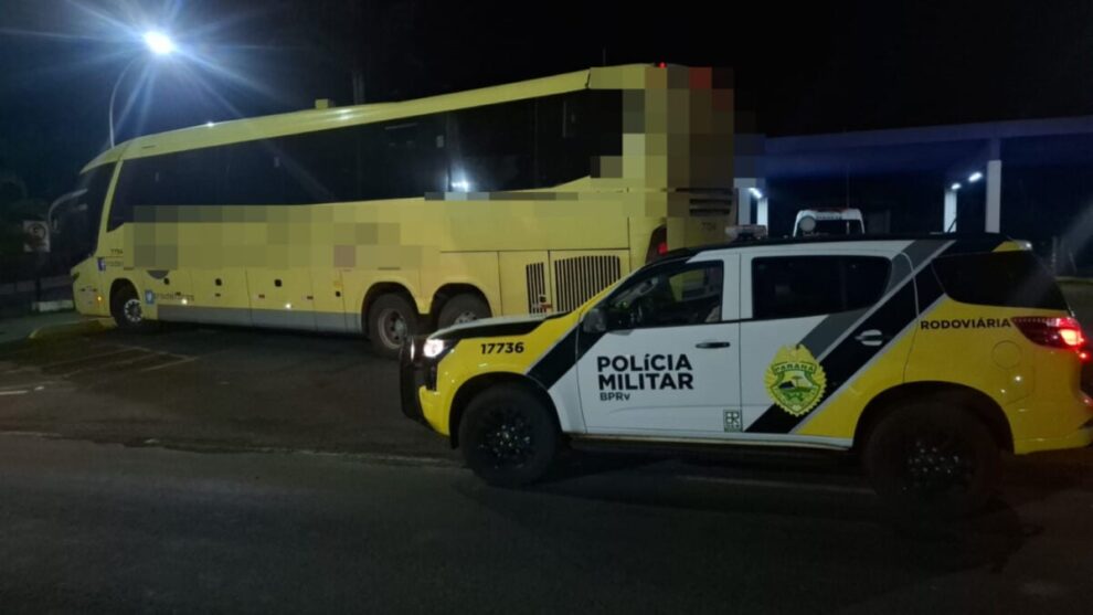 Bandidos encapuzados rendem ônibus e roubam passageiros na região de Maringá