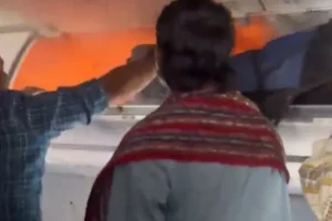 Bateria pega fogo dentro de avião com 180 passageiros; veja vídeo
