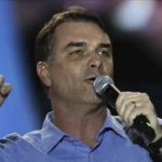 Bet de investigado por fraude do INSS pagou voos de Flávio Bolsonaro na Europa