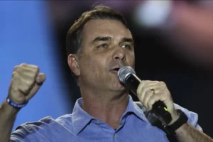 Bet de investigado por fraude do INSS pagou voos de Flávio Bolsonaro na Europa