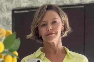Bianca Rinaldi celebra 52 anos com foto nua e reflete: 'De corpo, alma, inteira'
