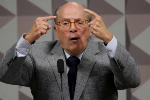 'Caminho do precipício', diz autor de pedido de impeachment de Dilma ao criticar Flávio