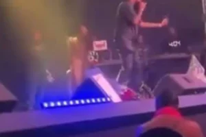 Cantor dá tapa na cara de mulher na plateia durante show; vídeo