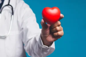 Cardiologista revela 5 hábitos para envelhecer com saúde