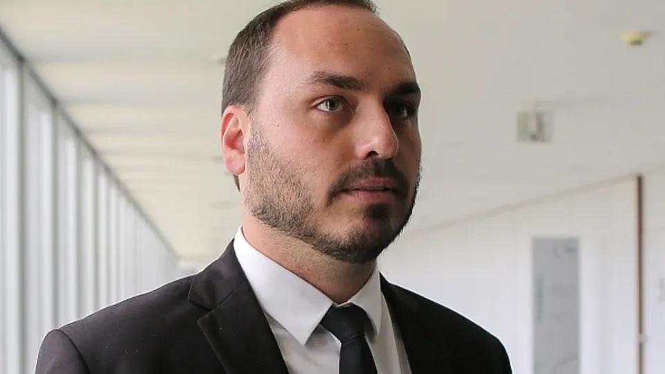 Carol de Toni e Carlos Bolsonaro são eleitos senadores por Santa Catarina