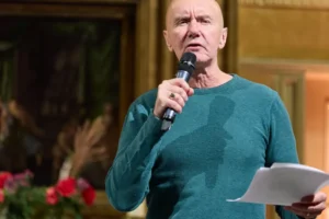 Celular faz tudo ser vício para os jovens, diz Irvine Welsh, de 'Trainspotting'