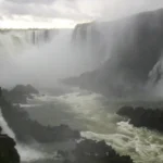 Cheia do rio Iguaçu provoca restrições nas Cataratas do Iguaçu