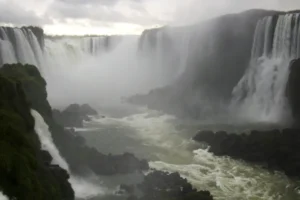 Cheia do rio Iguaçu provoca restrições nas Cataratas do Iguaçu