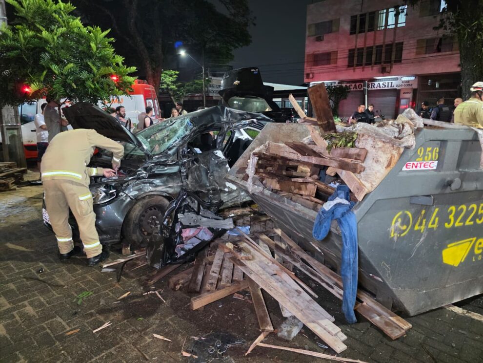 Colisão contra contêiner de entulho deixa sete jovens feridos na Avenida Brasil, em Maringá