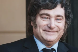 Com regras duras de Milei, número de estrangeiros barrados cresce na Argentina