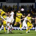 Com um a mais, Mirassol vence e complica Internacional no Brasileirão