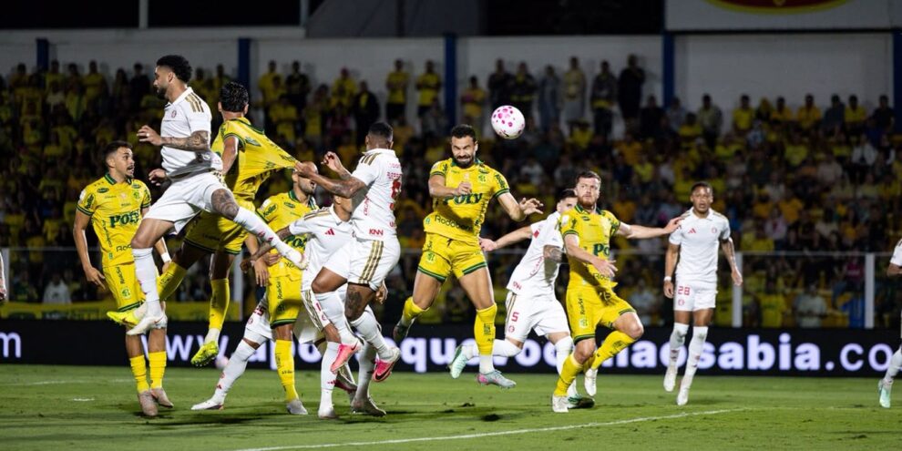 Com um a mais, Mirassol vence e complica Internacional no Brasileirão