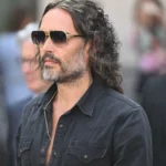 Começa o julgamento de Russell Brand, ator britânico acusado de violência sexual