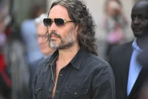 Começa o julgamento de Russell Brand, ator britânico acusado de violência sexual