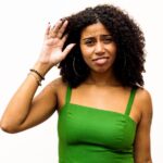 Comediante Géssica Ferreira une humor e improviso no Teatro Reviver Magó