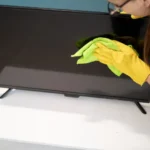 Como limpar a tela da TV sem danificar: 7 dicas para tirar manchas