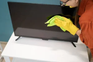 Como limpar a tela da TV sem danificar: 7 dicas para tirar manchas