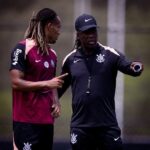 Corinthians encara o Vitória em jogo decisivo contra a queda
