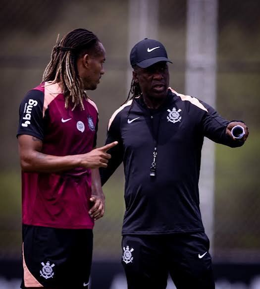 Corinthians encara o Vitória em jogo decisivo contra a queda