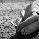 Corpo enrolado em cobertor e amarrado por cordas é encontrado na zona leste de SP