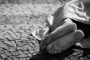 Corpo enrolado em cobertor e amarrado por cordas é encontrado na zona leste de SP