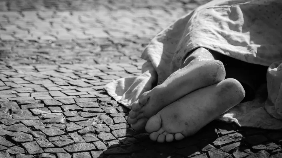 Corpo enrolado em cobertor e amarrado por cordas é encontrado na zona leste de SP