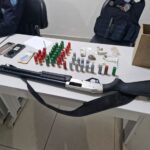 Denúncia de maus-tratos a animal leva à apreensão de arma, munições e drogas em Sarandi