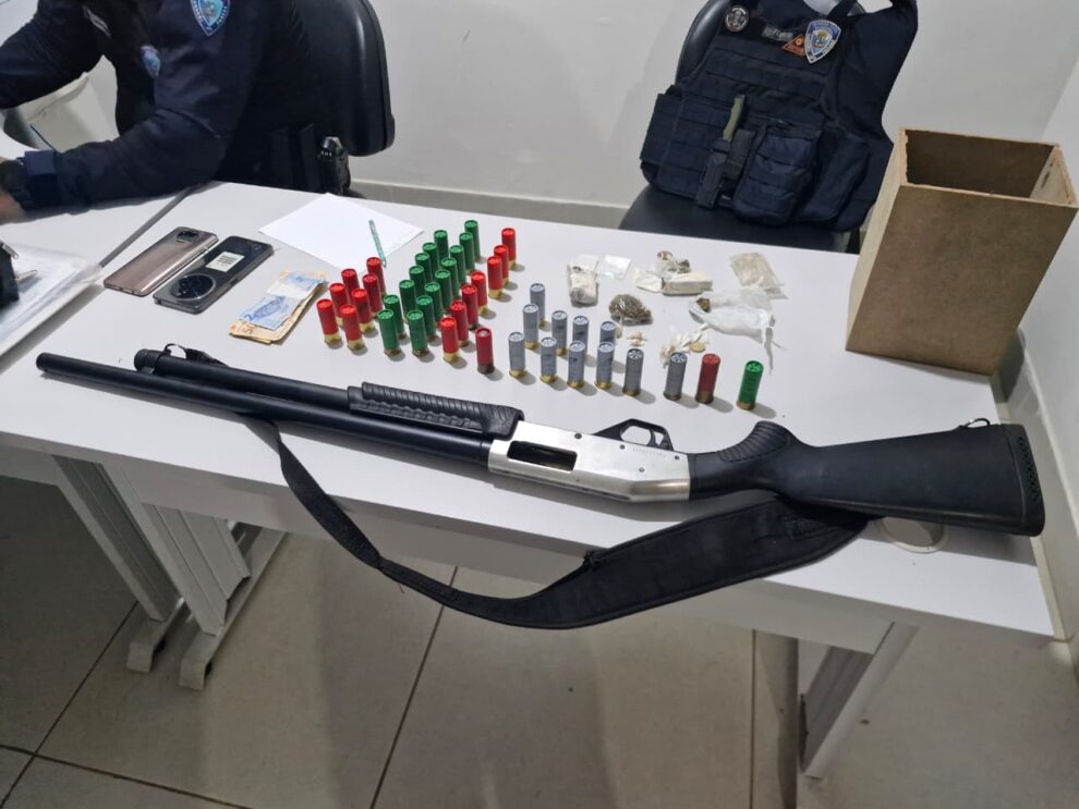 Denúncia de maus-tratos a animal leva à apreensão de arma, munições e drogas em Sarandi