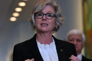 Deputada atropelada na Austrália tem as duas pernas amputadas