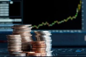 Dólar abaixo de R$ 5 muda cenário para importadores e exportadores