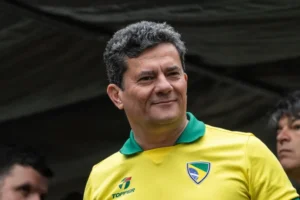 Em campanha com Flávio, Moro deixa de votar sobre fim da escala 6x1