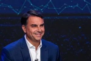 Esquema pandemia: Flávio teria ido a festa com prostitutas e lobistas