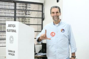 “Estamos muito otimistas com esse processo eleitoral”, diz Enio Verri ao votar em Maringá