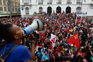 Estudantes fazem atos pelo país em apoio a Lula