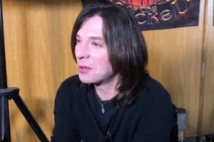 Ex-baterista do Angra critica Eduarda Campopiano, do PL