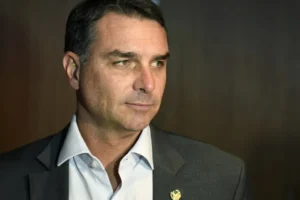 Fim da escala 6x1 é aprovado; Flávio quer mudar regra se eleito; entenda