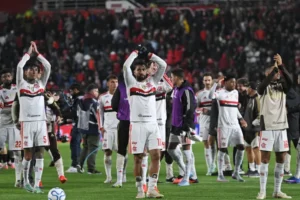 Flamengo e Palmeiras vencem e esquentam disputa pelo Brasileirão