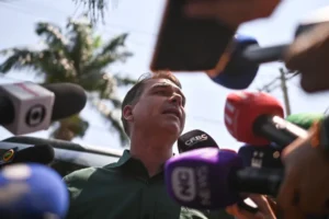 Flávio diz que nomear o pai para cargos "não está no radar"