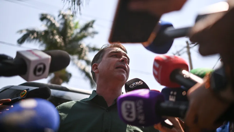 Flávio diz que nomear o pai para cargos "não está no radar"