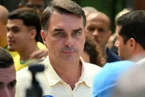 Flávio diz que o pai colocará a faixa presidencial nele no dia da posse