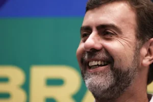 Freixo diz que turismo bateu recordes com Lula, e que Flávio quer privatizar praias