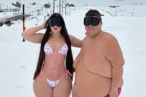 Gordão da XJ posa de sunga na neve com noiva de biquíni; veja fotos