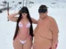 Gordão da XJ posa de sunga na neve com noiva de biquíni; veja fotos