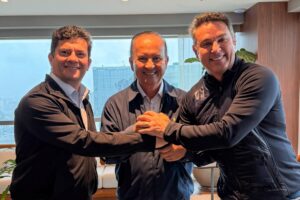Governadores eleitos do Sul participam de ato em apoio a Flávio Bolsonaro em Curitiba