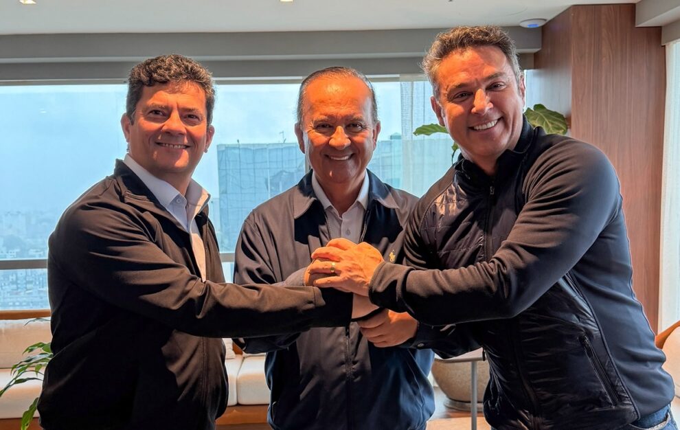 Governadores eleitos do Sul participam de ato em apoio a Flávio Bolsonaro em Curitiba