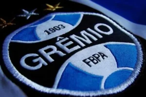 Grêmio suspende torcedor acusado de fazer gestos racistas no Gre-Nal