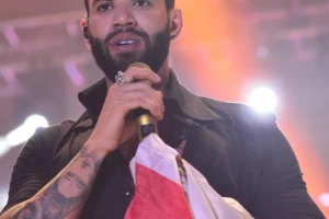 Gusttavo Lima terá de indenizar fã expulsa de show após 'fazer o L'