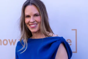 Hilary Swank anuncia gravidez do terceiro filho aos 52 anos